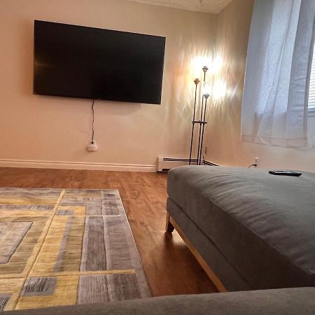 Lovely Two Bedroom, Minutes Away From Downtown אנקורג' מראה חיצוני תמונה